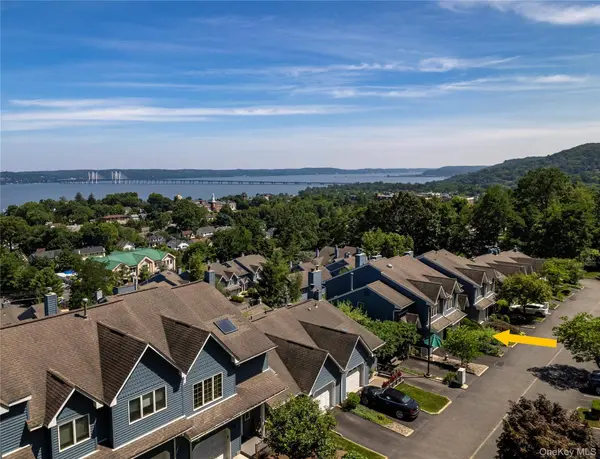 33 Village Gate WAY #33, Nyack, NY 10960