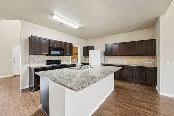 223 Camellia DR, Hutto, TX 78634