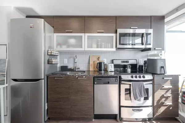 36 Lisgar ST #908, Toronto C01, ON M6J 3G2