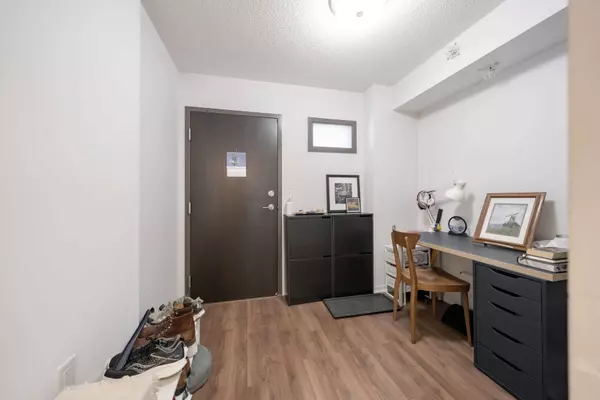 36 Lisgar ST #908, Toronto C01, ON M6J 3G2