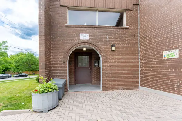 10 Leith Hill RD #15, Toronto C15, ON M2J 1Z2