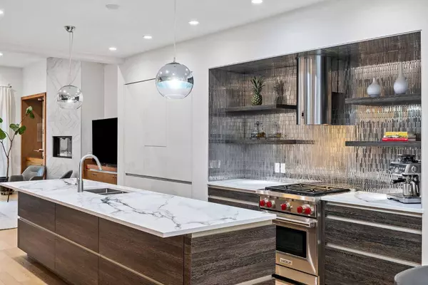 2027 31 ST SW, Calgary, AB T3E 2N1