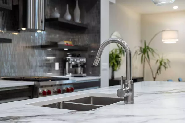 2027 31 ST SW, Calgary, AB T3E 2N1