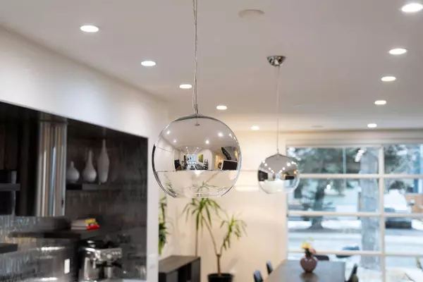 2027 31 ST SW, Calgary, AB T3E 2N1