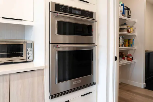 353 Edith RD NW, Calgary, AB T3R 1Y9