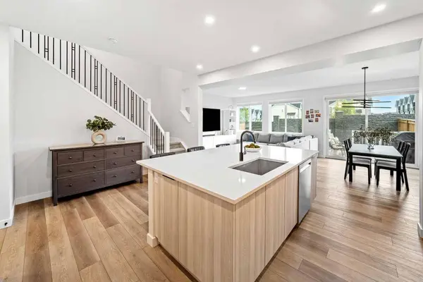 353 Edith RD NW, Calgary, AB T3R 1Y9