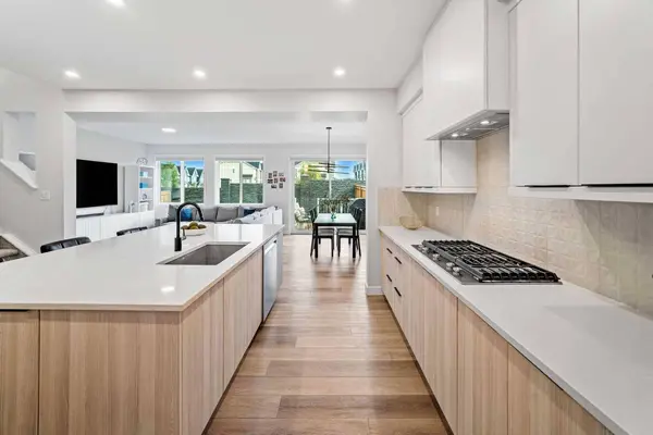 353 Edith RD NW, Calgary, AB T3R 1Y9