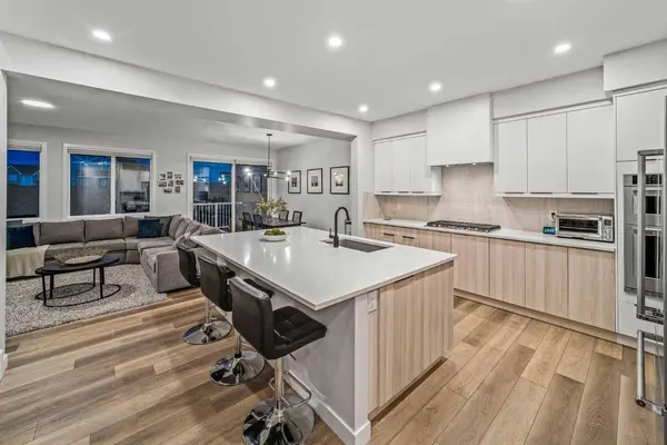 353 Edith RD NW, Calgary, AB T3R 1Y9