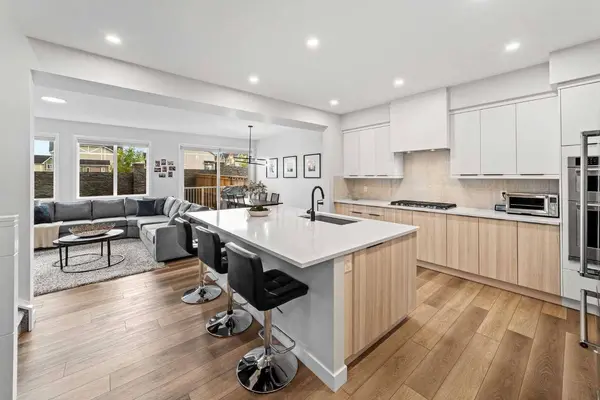 353 Edith RD NW, Calgary, AB T3R 1Y9