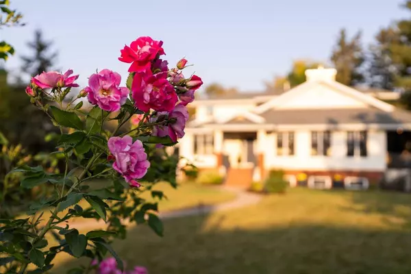 5928 Bow CRES NW, Calgary, AB T3B 2B9