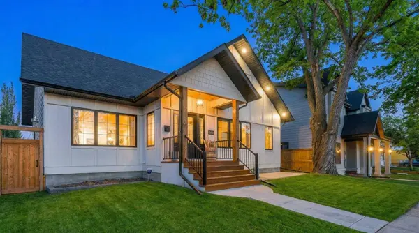 6308 Lacombe WAY SW, Calgary, AB T3E 5T3