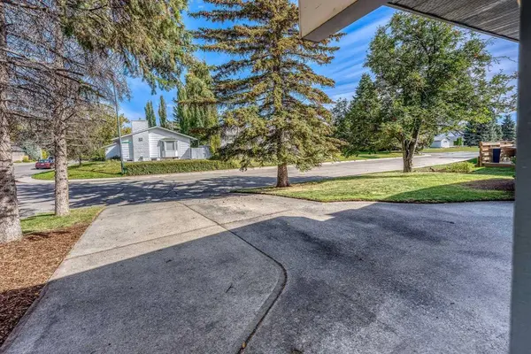 10607 Maplecreek DR SE, Calgary, AB T2J 1V2