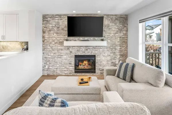 207 Copperpond RD SE, Calgary, AB T2Z 0X3