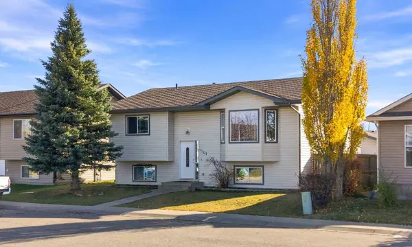 1702 Strathcona PL