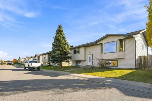 1702 Strathcona PL, Strathmore, AB T1P 1T1