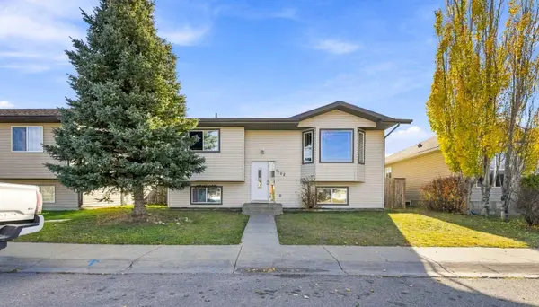 1702 Strathcona PL, Strathmore, AB T1P 1T1