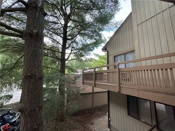 564 Meredith LN, Cuyahoga Falls, OH 44223