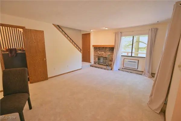 564 Meredith LN, Cuyahoga Falls, OH 44223