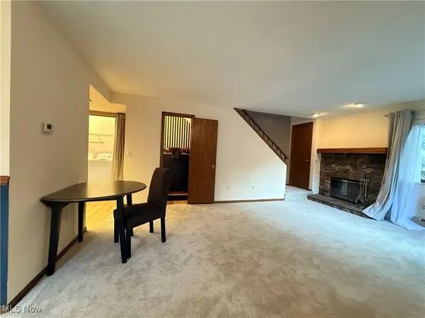 564 Meredith LN, Cuyahoga Falls, OH 44223