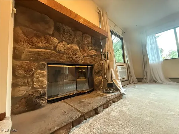 564 Meredith LN, Cuyahoga Falls, OH 44223