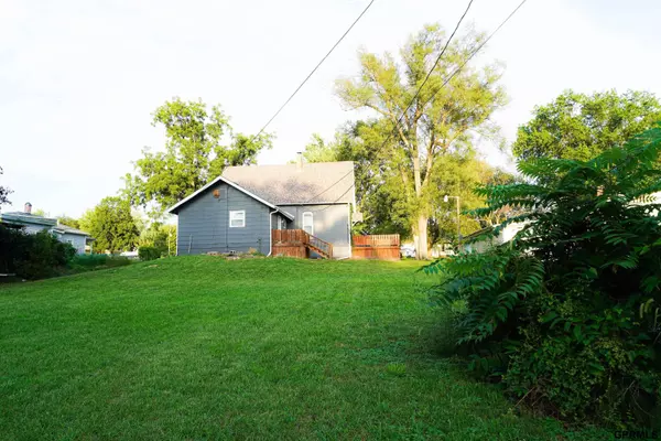 571 N 3rd Street, Tecumseh, NE 68450