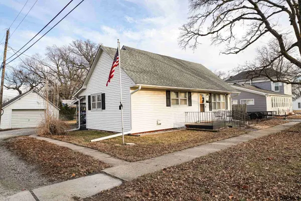 312 S 11 Street, Wymore, NE 68466-2006