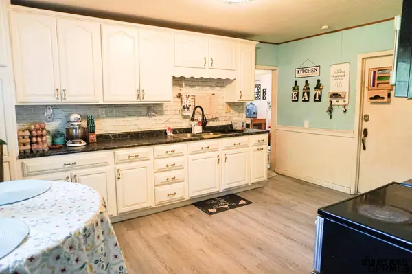 520 E 1ST ST, Blue Springs, NE 68318
