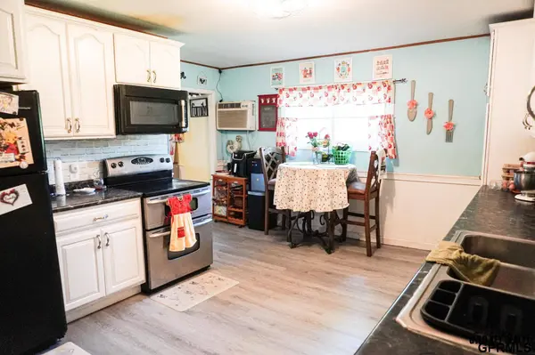 520 E 1ST ST, Blue Springs, NE 68318