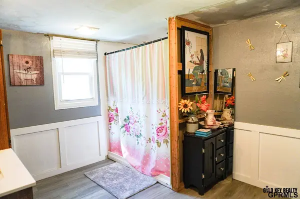 520 E 1ST ST, Blue Springs, NE 68318