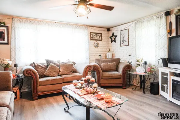 520 E 1ST ST, Blue Springs, NE 68318