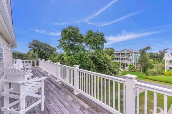 114 SE 63rd ST, Oak Island, NC 28465