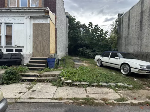 6034 Regent St, Philadelphia, PA 19142-1402