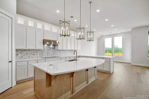 325 Lacey Oak, Castroville, TX 78009