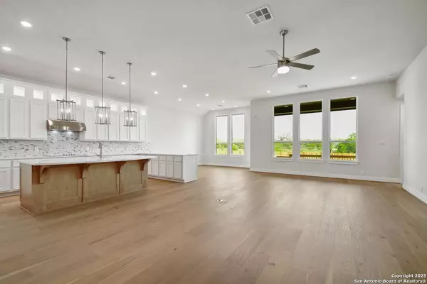 325 Lacey Oak, Castroville, TX 78009