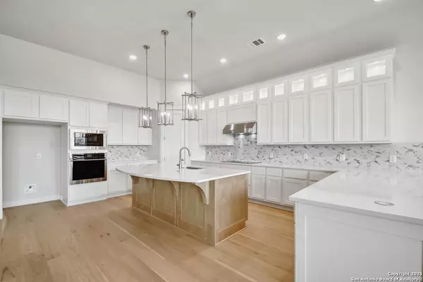 325 Lacey Oak, Castroville, TX 78009