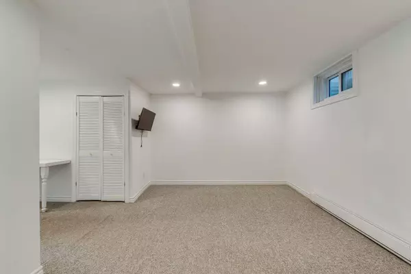 1270 Gainsborough DR #4, Oakville, ON L6H 2L2