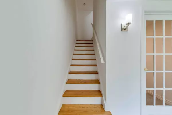 1270 Gainsborough DR #4, Oakville, ON L6H 2L2