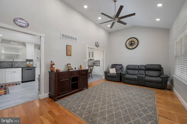 28 MARY ELLEN LN, Sicklerville, NJ 08081