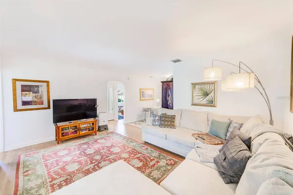 240-242 MATEO WAY NE, St Petersburg, FL 33704