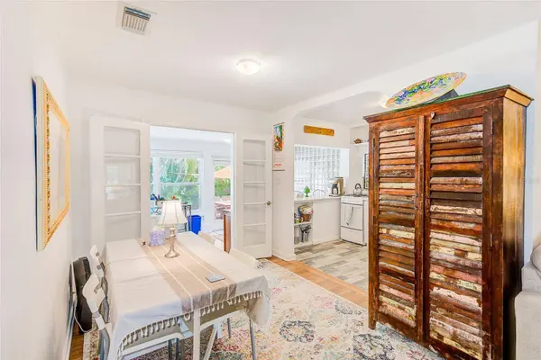 240-242 MATEO WAY NE, St Petersburg, FL 33704