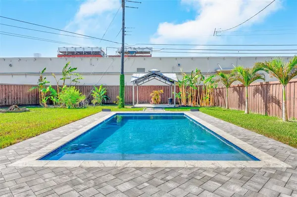 1026 MEADOWLAWN DR N, St Petersburg, FL 33702