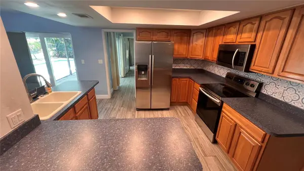 10007 LINDEN PLACE DR, Seminole, FL 33776