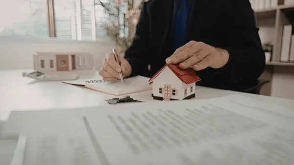 What Does a Real Estate Agent Really Do?,Beth Steinke
