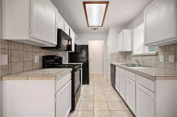 7537 Down Hill Drive, Fort Worth, TX 76120