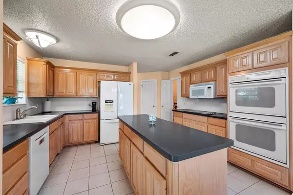 1263 Leanne Court, Kennedale, TX 76060