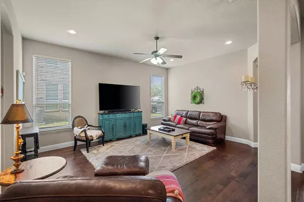 4512 Sunflower Drive, Mansfield, TX 76063