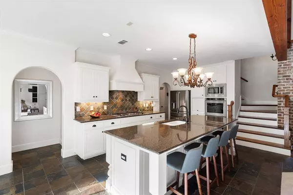 2112 Westchester Drive, Mansfield, TX 76063