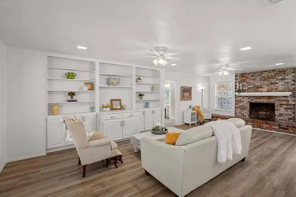 2125 Valleydale Drive, Arlington, TX 76013