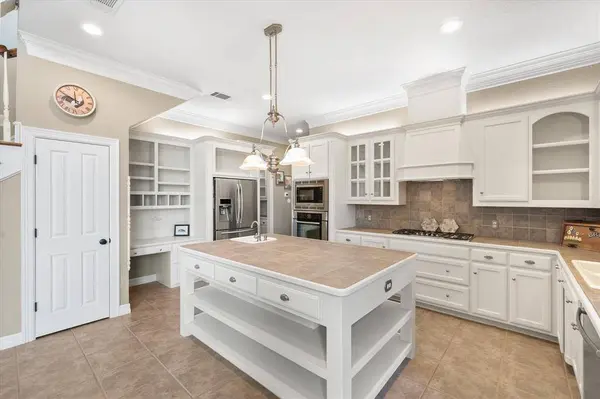 916 Amanda Drive, Mansfield, TX 76063