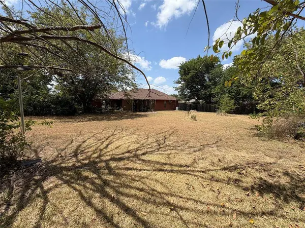 116 Crest Brook Drive, Red Oak, TX 75154